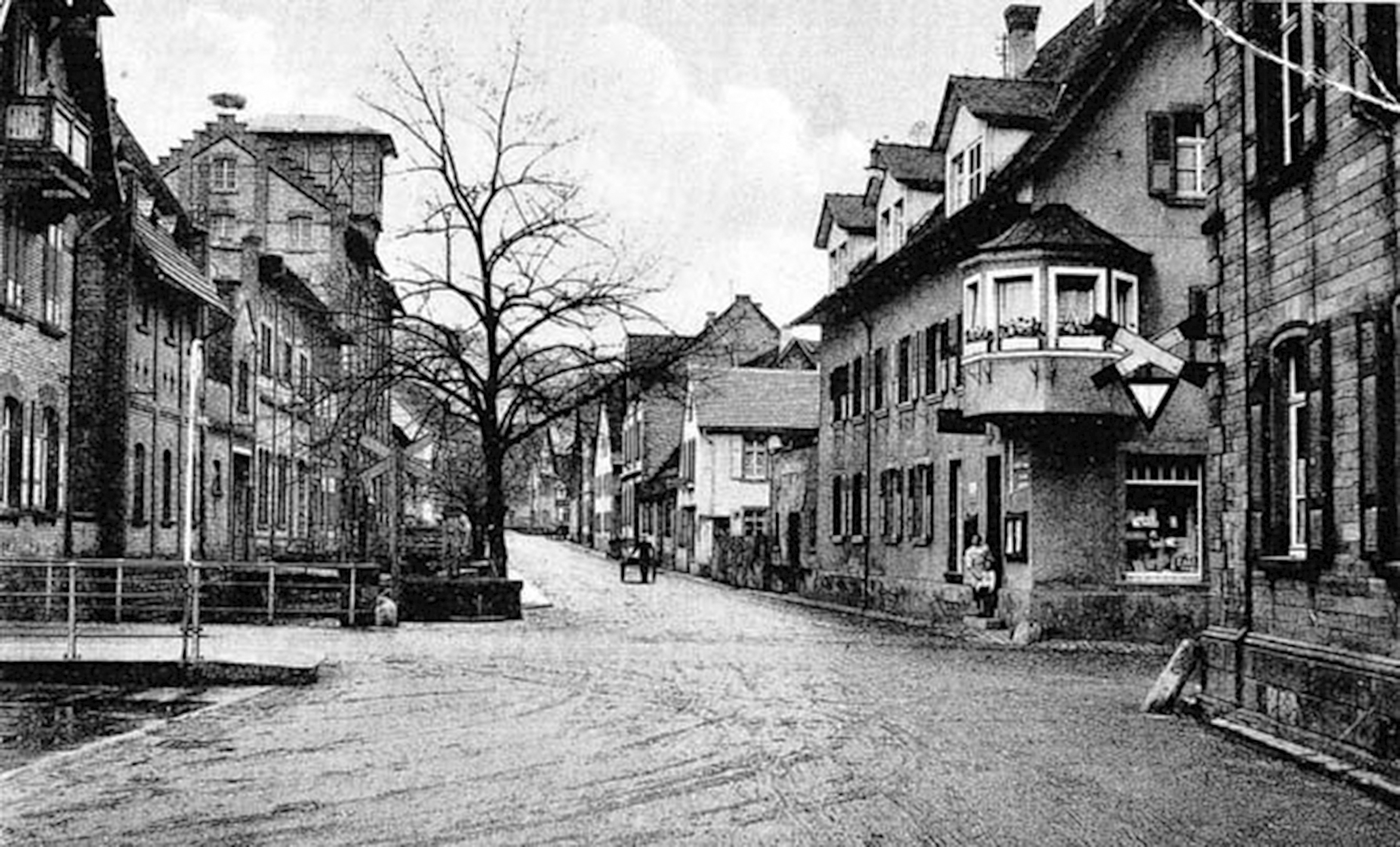 Beginn der Breitgasse an der Landstraße (= B 3), links die Tabakfabrik