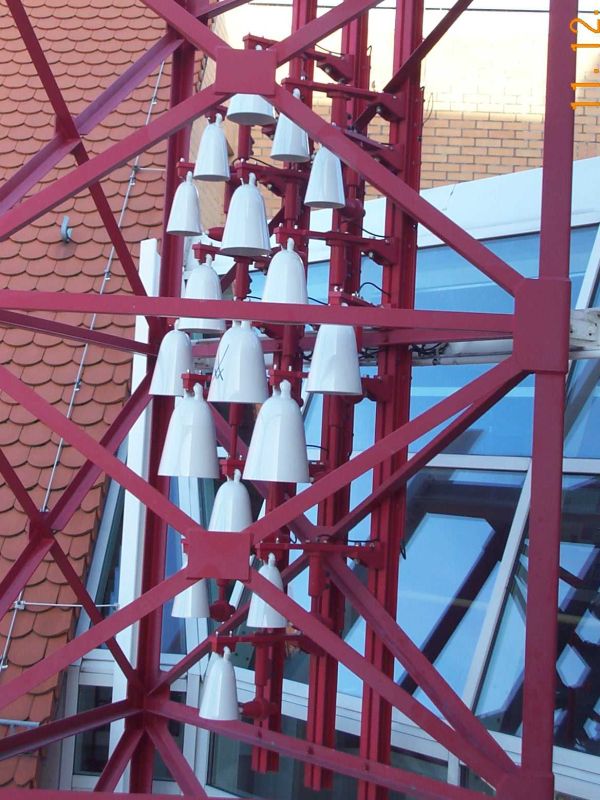 Nahaufnahme des Glockenturms am Rathaus mit  den Glocken aus Meissner Porzellan