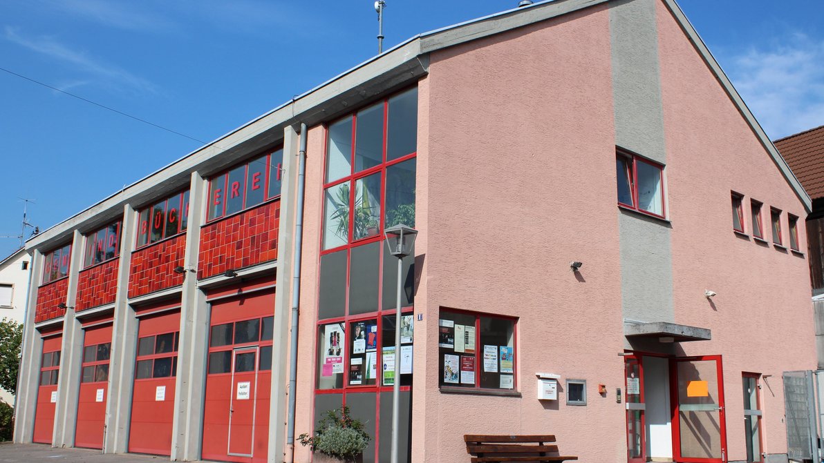 Außenansicht der Gemeindebücherei im alten Feuerwehrhaus Leutershausen