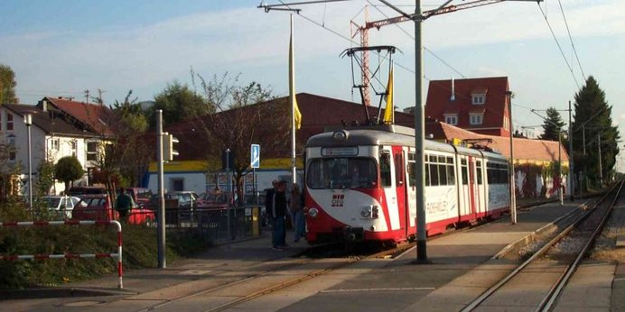 Stadtbahnlinie 5 (ehemals OEG) im Bahnhof Leutershausen