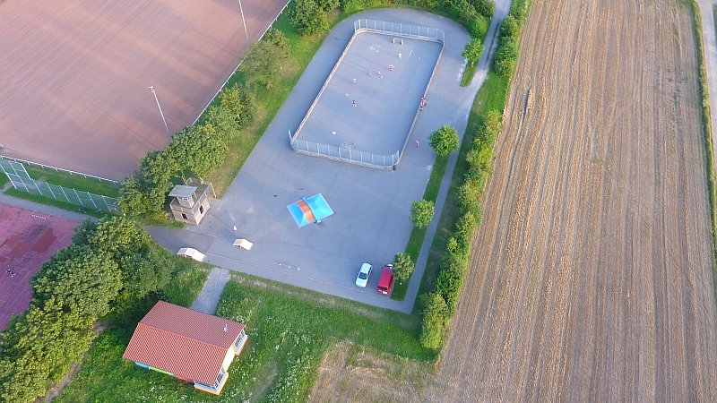 Luftbild von Jugendhaus und Scateranlage am Sportzentrum in Leutershausen