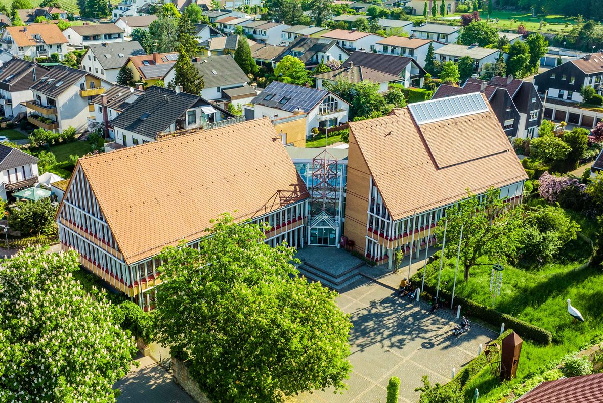 Luftbild des Rathauses im Frühling mit den blühenden Kastanienbäumen aus Südwesten