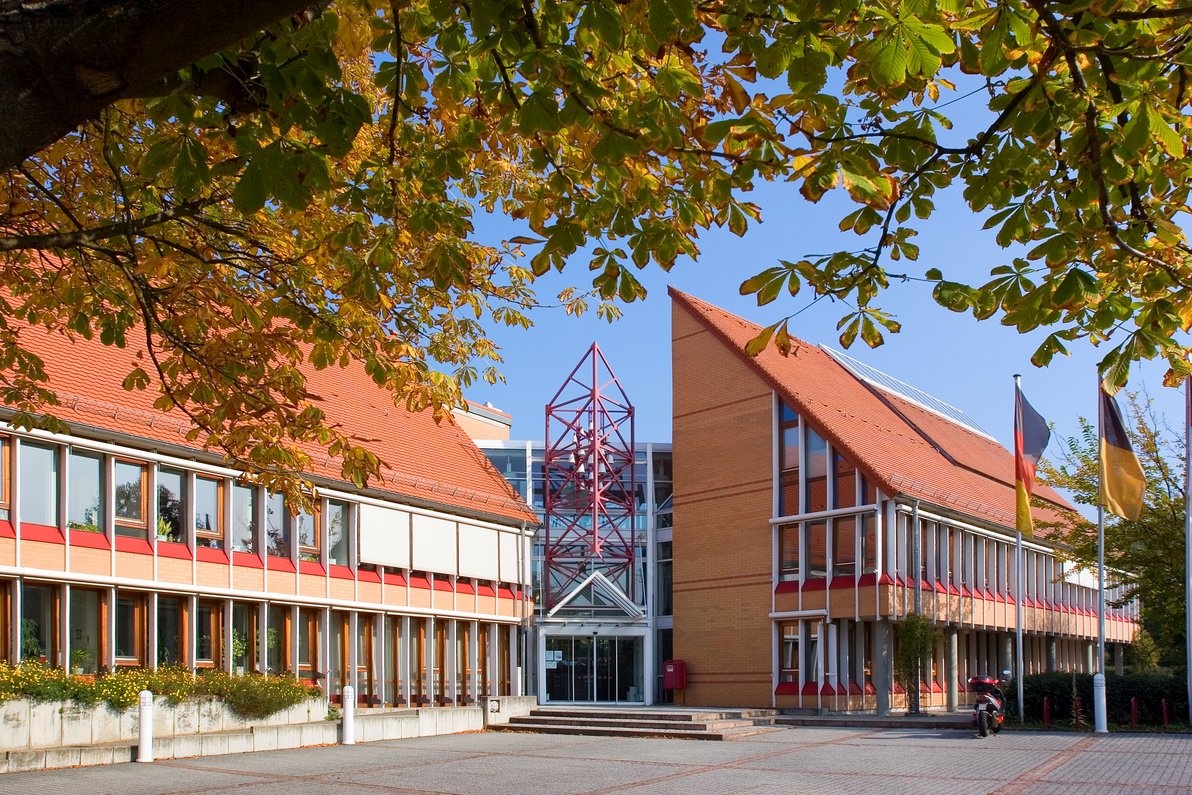 Ansicht des Rathauseingangs mit Vorplatz mit den Blättern der Roßkastanie