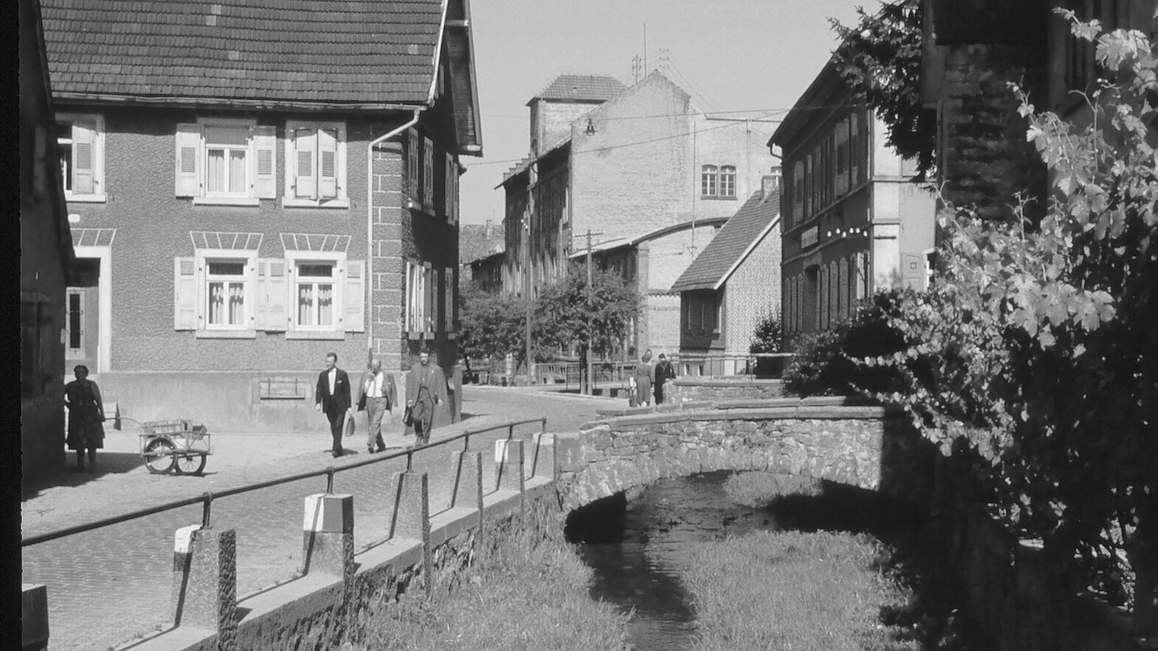 Im Hintergrund die Tabakfabrik