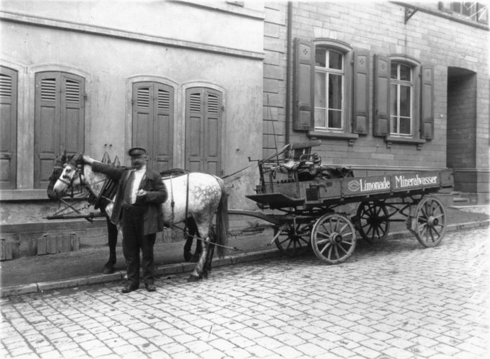 Johann Ullmer mit seinem Fuhrwerk