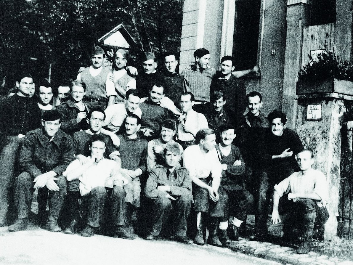 Französische Kriegsgefangene vor der Synagoge