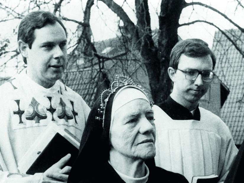 Maria Judith, eine der letzten Niederbronner Schwestern mit Pfarrer Klaus Bader  Foto: Archiv der Weinheimer Nachrichten, Fotograf unbekannt